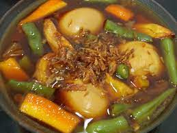 Walaupun hanya terbuat dari bahan sederhana yang mudah kita temukan, telur dan tahu sebenarnya kaya akan gizi. Semur Telor Kecap Sederhana