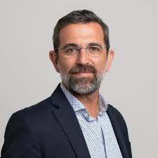 Representations of the heart in the styles of Dalí, Picasso, da Vinci…