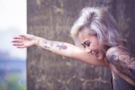 Sur le cou, la clavicule et derrière l'oreille (etoile filante). Quelle Est La Signification D Un Tatouage Selon Son Emplacement Aux Femmes