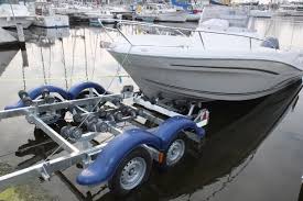 Plutôt que de mettre vite à l'eau un bateau de niveau moyen et privilégier l'entraînement, . nous avons choisi de poursuivre les recherches pour avoir un bateau capable d'aller loin dans la compétition. Comment Choisir Sa Remorque Pour Son Bateau Voile Moteur