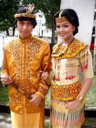 Sama seperti baju bodo, baju pokko ini juga digunakan oleh para kaum. Baju Adat Toraja Pria Greatnesia