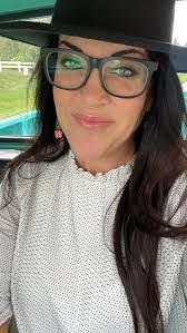 Karey Thompson's Instagram, Twitter & Facebook