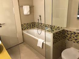 In einigen fällen lassen sich auf diese weise eine dusche und eine badewanne problemlos nebeneinander integrieren, da eckbadewannen im vergleich zu den klassischen wannen. Badezimmer Mit Dusche Und Badewanne Picture Of Hilton Frankfurt Airport Tripadvisor
