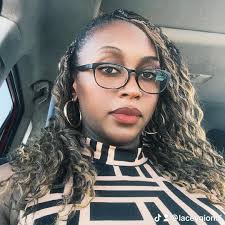 Lacey Simmons's Instagram, Twitter & Facebook