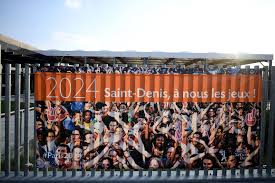 Pendant que la cérémonie de clôture au stade olympique de tokyo officialisait la passation de la flamme olympique, les. Paris 2024 To Consider Scrapping Temporary Swimming And Volleyball Venues
