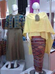 Walaupun juga bisa dipakai tanpa kebaya, tapi hanya dengan kemben. Rok Bahan Tenun Ini Limited Edition Tribunnews Com Mobile