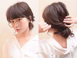 メガネ女子必見 知的でオシャレなひとつ結びアレンジ ヘアスタイリング メガネ女子 ヘアースタイル