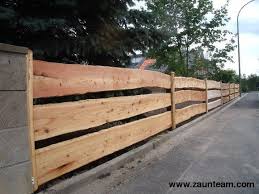 New Free Garden Fence Decoration Suggestions Deterring Animals Is One Of The Best Functions For A Fenc Portail Et Cloture Jardin Exterieur Porte Bois Exterieur