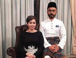 Dua tahun kemudian, pada 20 ogos 2005 rakyat malaysia dan brunei dikejvtkan dengan berita perkahwinan sultan brunei dan azrinaz. Jika Ada Majlis Saya Akan Maklum Azrinaz Bekas Isteri Sultan Brunei