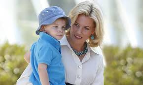 I'm elizabeth banks and this is my official website on tumblr. Elizabeth Banks Misses Son S Preschool Graduation Kidspot