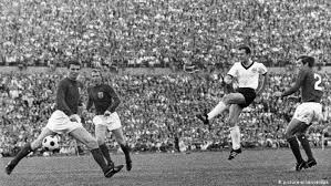 Roys löwen brüllen zurück und verblüffen deutschland mit einem legendären sieg in berlin. Der Klassiker Deutschland Gegen England Alle Multimedialen Inhalte Der Deutschen Welle Dw 29 06 2021