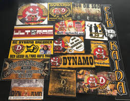 Das abbrennen von pyrotechnik, bilder im oder vor dem stadion oder kämpfe mit der polizei, alle szenen findet man auf den leinwänden. Szenekleber Aufkleber T Shirts Schals Buttons