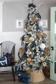 How To Add Vertical Ribbon To A Christmas Tree The Creek Line House In 2020 Amazing Christmas Trees Ribbon On Christmas Tree Christmas Home