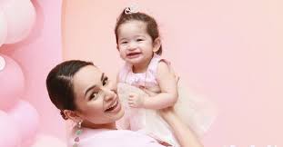 Malah pasangan ini cukup sensasi sekali dan mempunyai peminat yang agak ramai. Sambut Ulang Tahun Kelahiran Pertama Izara Aishah Throwback Saat Bersalinkan Irisa Alaia