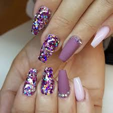 If you are looking to decorate your nails, here we leave you models to take ideas and make them yourself. Pin De Elenira Munoz En Unas Unas Moradas Unas Lisas Manicura De Unas