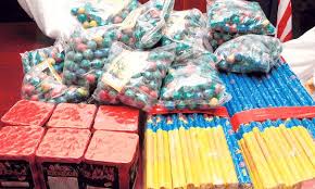Mercun bola besar dan mercun bola kecil. Cuba Teka Berapa Ribu Peniaga Mercun Untung Semasa Musim Perayaan