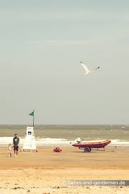 Unser kundenservice hilft ihnen bei allen fragen zu ihrer hotelbuchung gerne weiter. Papa Mit Tochter Am Strand Von Knokke Heist Belgische Kuste Familien Urlaub Ausflug