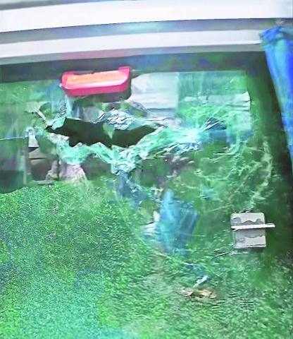 Stone-pelting at Nagpur-Mumbai Duronto, windows of 3 AC coaches damaged - The Hitavada