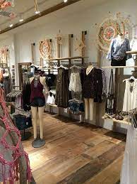 Articles Free People Brings Bohemian Styles To Short Pump Town Center Rva Magazine Richmond Va Boutique Decor Boutique Interior Store Layout