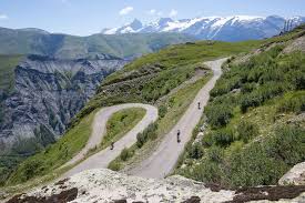 French authorities have launched an investigation after a fan caused dozens of cyclists to crash during the tour de france on saturday. L Alpe D Huez Der Legendare Pass Im Selbstversuch