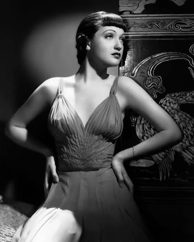 Remembering actress and singer Dorothy Lamour (1914-1996), who passed away  28 years ago today💫. A native of Louisiana, Lamour began participating in  beauty pageants as a teenager. After winning “Miss New Orleans”