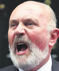 Éiríonn Norris as an rás