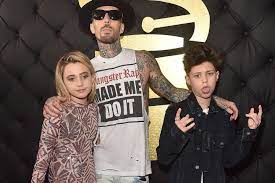 But travis barker allowed his daughter alabama, 15, to cover some of his body art with makeup in a charming new instagram video. Travis Barker Tochter Alabama Zeigt Sich Viel Zu Sexy Gala De