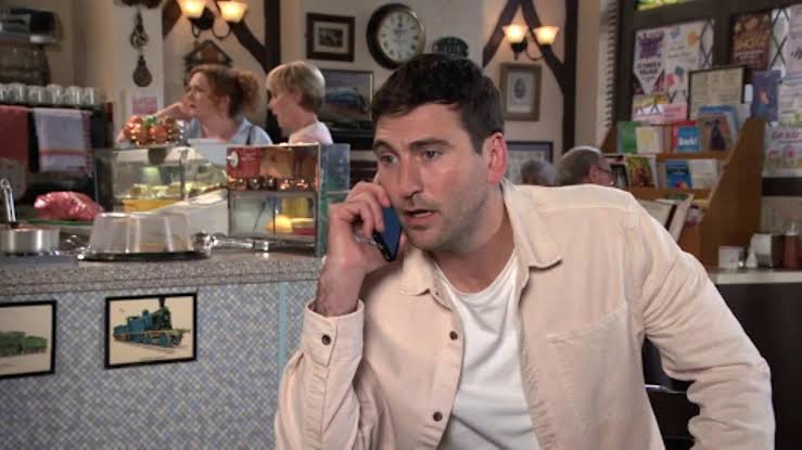 Coronation Street sparks worrying Kit Green theories after secret phone  call - Yahoo News UK