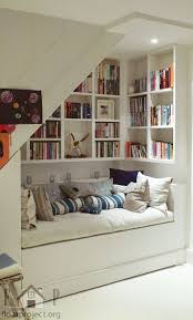 Comment Utiliser L Espace Perdue Sous Les Escaliers Un Lit Ou Un Divan Des Tablettes Et Des Livres Amenagement Maison Amenagement Escalier Deco Maison
