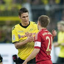 Trainer juergen klopp (bvb, mitte), seine ehefrau ulla (li.) und jola zorc, ehefrau von sportdirektor michael zorc, freuen sich ueber den gewinn der deutschen meisterschaft, jubel, jubeln, freude, cheers, halbfigur, halbe figur, querformat, fussball 1. Bvb Schlug Fc Bayern 2012 Mit 5 2 Sebastian Kehl Blickt Zuruck