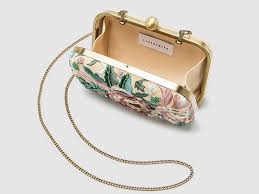 Este bolso está hecho de una pieza con 80 agujeros y 2 asas con 120 agujeros. Como Llevar Un Bolso De Mano En Una Boda Guia
