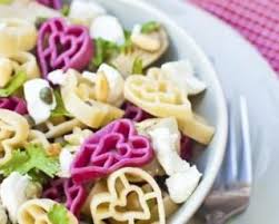 Salade De Pates En Forme De Coeur A La Feta Et Pignons De Pin Pour La Saint Valentin Http Www Fourchette Et Bik Salade De Pates Alimentation Recette Salade