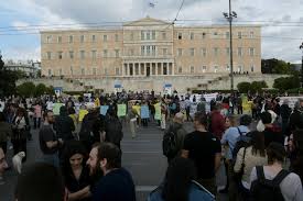 Πιο θετικός ο βραζιλιάνος επιθετικά, έχοντας κάποιες κούρσες και ορισμένα ανεβάσματα καθώς αρέσκεται να παίζει σε όλη την πλευρά. Sygkentrwsh Sto Syntagma Kata Toy Periballontikoy Nomosxedioy Fwtoreportaz Lifo