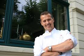 Der sternekoch und fernsehkoch die leidenschaft für das kochen ist der ursprung und nach wie vor die inspirationsquelle von hausers heutigem wirken auf dem hamburger süllberg, nachdem er 2002 dem ruf in die elbmetropole und die selbstständigkeit folgte. Wie Geht S Karlheinz Hauser Garcon Magazin