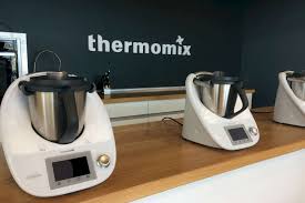 ¿cómo saber escoger el mejor robot de cocina? Thermomix Tropieza Y Mediamarkt Rebaja El Robot De Cocina Low Cost Economia Digital