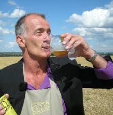 Presentator Ray Cokes kleedt zich om in het gemeentehuis (Merelbeke)