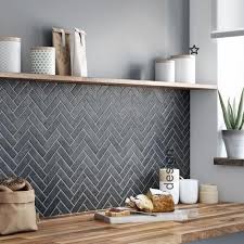 Kuchenruckwand Holz Und Grau Fliesen In Fischgrat Schieferlool Grautone Naturlich Offene Regale Fischgrat Fl Offene Regale Wandfliesen Kuche Haus Deko