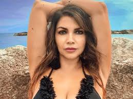Oggi é il grande giorno! Cristina D Avena In Costume Su Instagram E L Annuncio Che Incuriosisce I Fan Corriere It