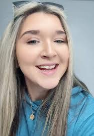 Beth Manis's Instagram, Twitter & Facebook