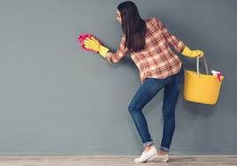 Su bazlı olduğu için bu tip boya lekeleri, suyla yıkanarak büyük oranda çıkarılabilecektir. Duvardaki Yag Lekesi Nasil Cikar Hayat Bilgileri