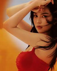 Ngọc Trinh đổi gu ăn mặc “gái ngoan”, viết lời chiêm nghiệm