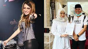 Netizen tersebut seolah tahu hubungan gelap nathalie holscher dengan sang manajer hingga. Dj Cantik Nathalie Holscher Mualaf Ditemani Sule Aku Bisa Lihat Di Matamu Ada Masa Depan Kita Tribun Manado