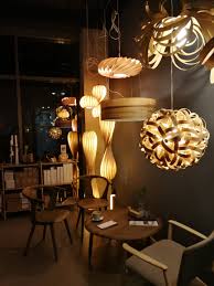 Das Besondere An Holzlampen Oder Richtiger Holzleuchten Ist Das Warme Licht Das Von Ihnen Ausgeht Dies Steht B Lampe Holz Hangelampe Hangelampe Wohnzimmer