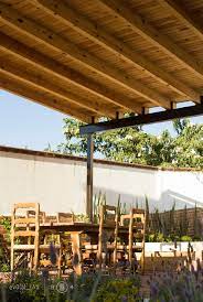 También este tipo de techos nos recuerdan a las estructuras de sombreado que encontramos en la playa, lo que le da un carácter que evoca el mar, creando un ambiente de paz y tranquilidad. 15 Ideas De Techos Para Terrazas Que Te Van A Encantar Homify Techos Para Terrazas Techos Techos Con Vigas De Madera