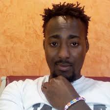 Le métier de chauffeur est une passion pour John Koppi. Il travaille pour  MSF à Bunia depuis 4 ans. Une nouvelle semaine commence et il est bien  motivé pour une nouvelle aventure