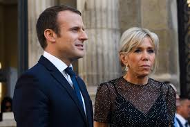 Le ministre porte d'ailleurs un short de bain et un polo, tandis que sa femme, elle, s'affiche en maillot de bain une pièce. Pour Brigitte Macron Son Mari Est Le Plus Beau President De La Ve Republique Madame Figaro