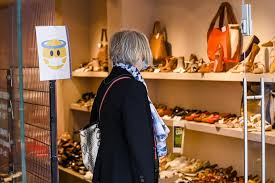 Utilisation en extérieur et intérieur. Port Du Masque Obligatoire Pour Les Commercants Il Est Inacceptable Que Les Magasins Puissent Etre Sanctionnes Le Soir
