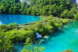 Područje plitvičkih jezera, proglašeno nacionalnim parkom, ubraja se u najljepše prirodne znamenitosti europe. Nacionalni Park Plitvicka Jezera Hotel Pinija