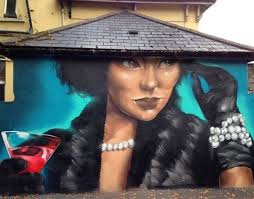 Dans ma tête y'a des tas d'oiseaux tata yoyo on m'a dit qu'y a même un grelot mais, moi j'aime ça quand ça. Tata Yoyo Qu Est Ce Qu Il Y A Sous Ton Grand Chapeau Annie Cordy Street Art Cardiff Pays De Galles Wales B Straatkunst Graffiti Straat