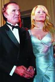 La conductora televisiva cecilia bolocco, ex esposa de carlos menem, y el hijo de ambos, máximo menem, pidieron autorización al gobierno argentino para viajar hacia la rioja tras la muerte del. Carlos Menem Y Cecilia Bolocco Aplazan Su Divorcio